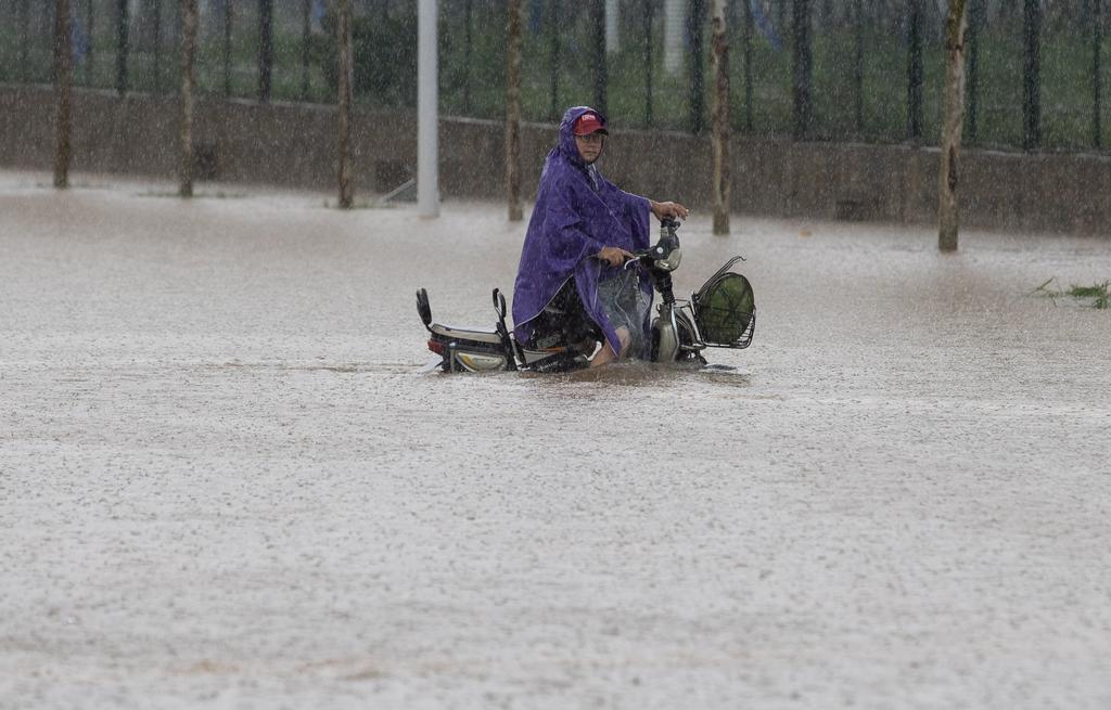 Muertos en inundaciones en China superan los 300