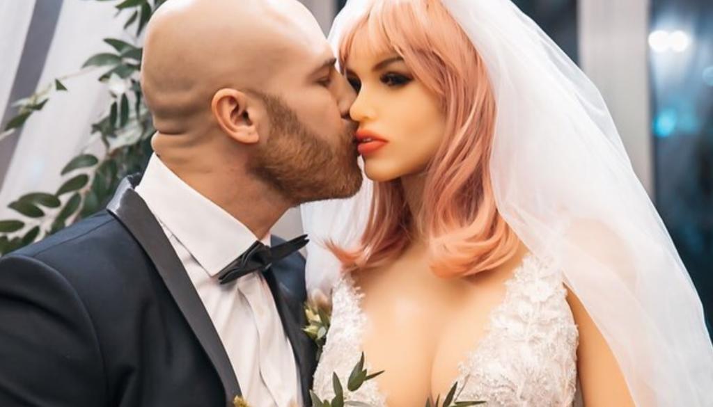 Hombre se casa con una muñeca y se divorcia de ella porque 'le fue infiel'