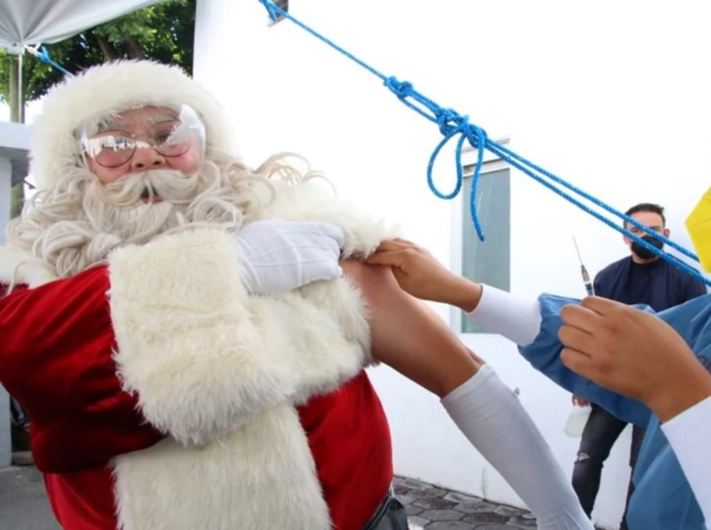 'Reportan' que Santa Claus acudió a recibir vacuna antiCOVID en Puebla