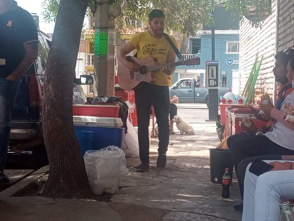 Joven duranguense canta en las calles para pagar sus estudios