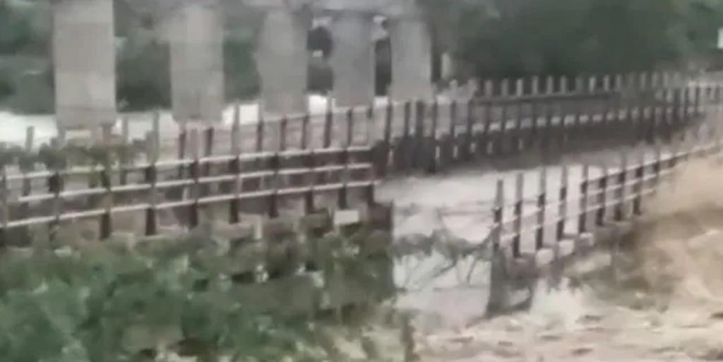 Fuertes lluvias provocan el colapso de un puente en la India