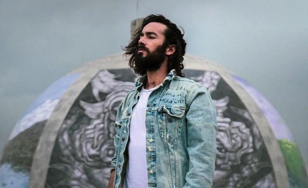 Aarón Díaz muestra su lado vampiresco en 'Toda la sangre'