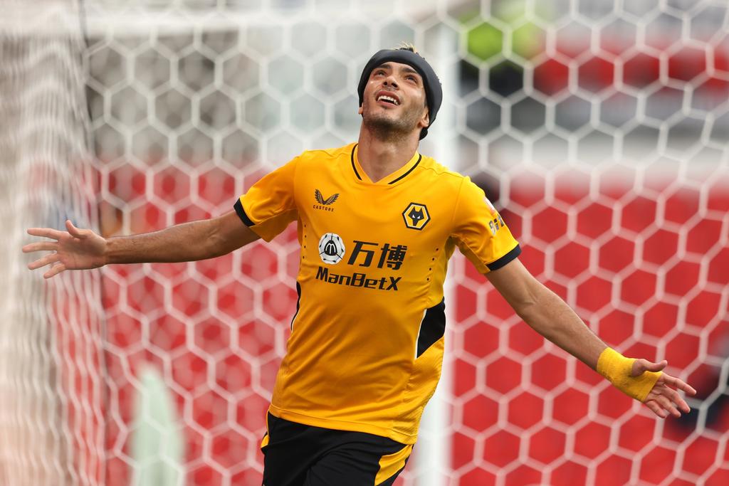 Raúl Jiménez juega en pretemporada de Wolverhampton