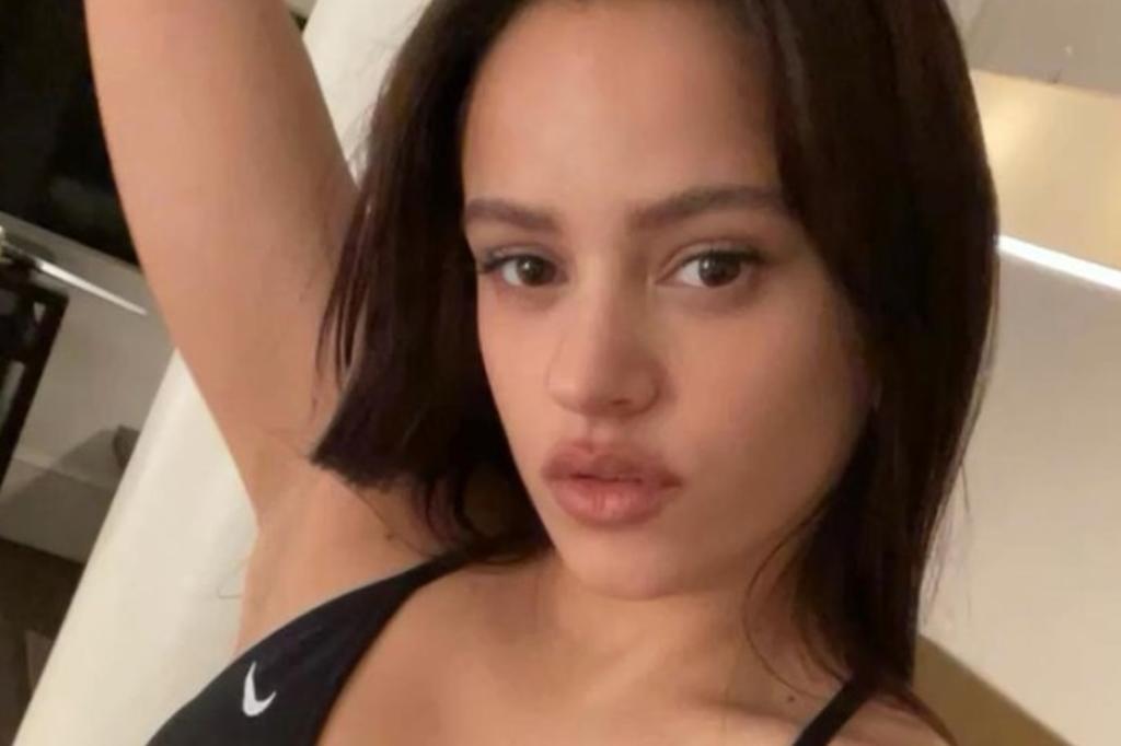 Rosalía se muestra en bikini de dos piezas