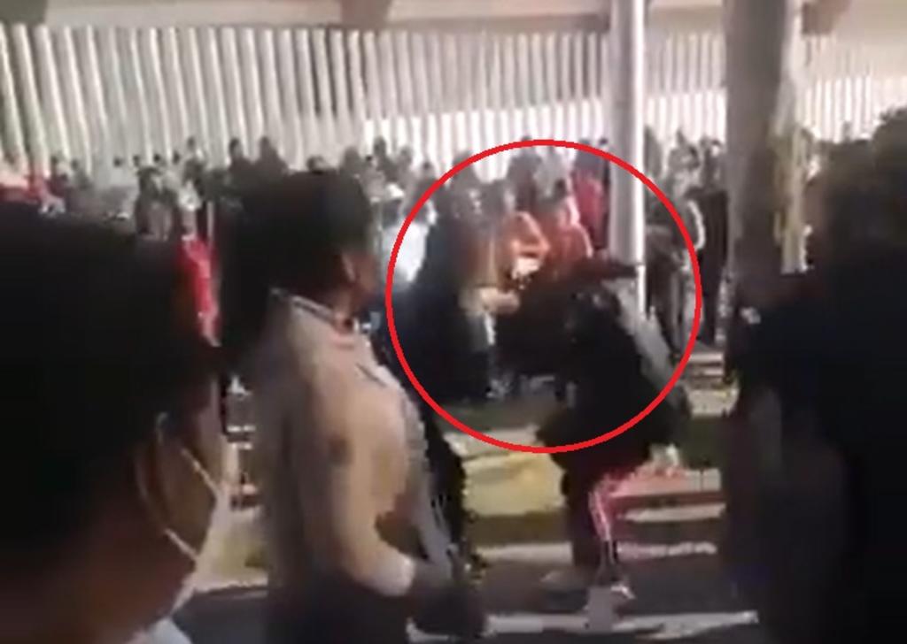 VIRAL: Mujeres protagonizan pelea en fila de vacunación de Puebla