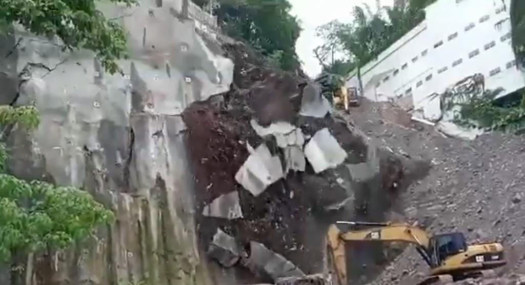 Cerro se desploma en Puerto Vallarta frente a turistas