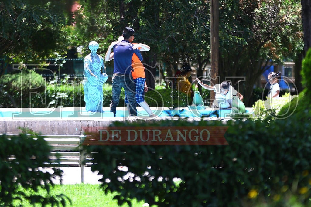 Duranguenses 'se las ingenian' y hacen 'picnic' en jardines del parque Guadiana