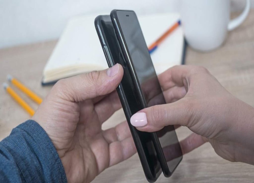 ¿Cómo puedes pasar batería de un celular a otro sin cables?