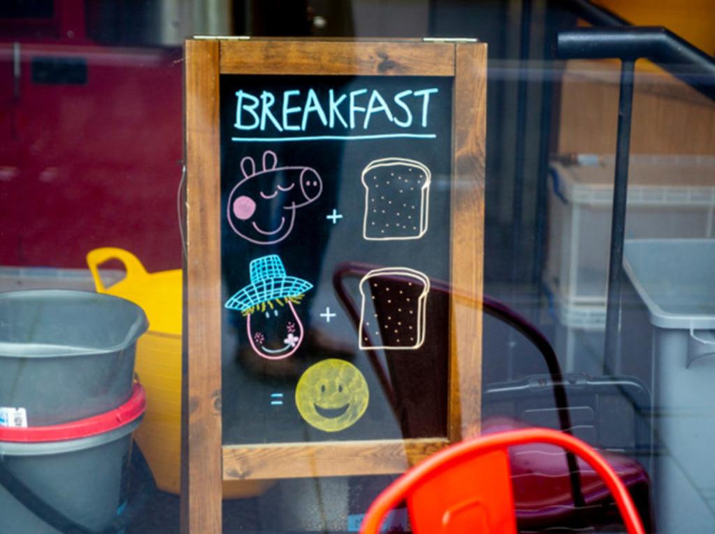 Cafetería desata controversia al usar imagen de Peppa Pig para promocionar sándwich de tocino