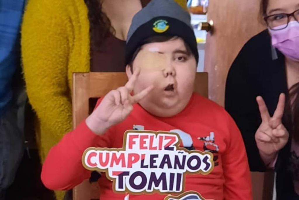 Preocupa estado de salud de 'Tomiii 11'; comparte 'historias' en las que se le ve encamado