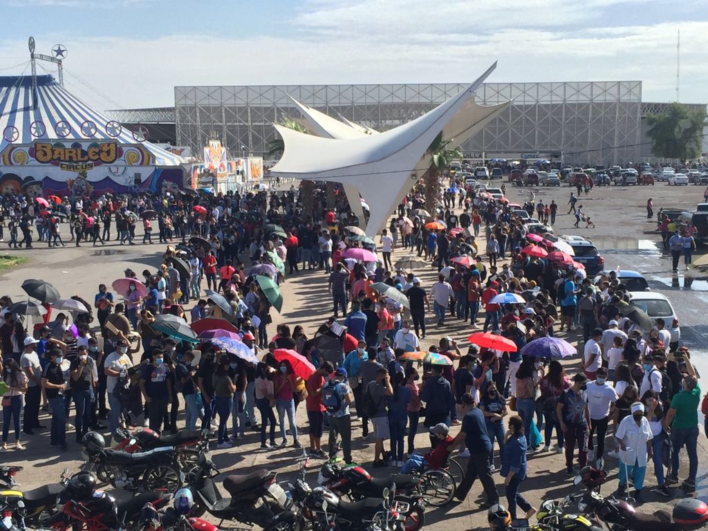 Jóvenes abarrotan por cuarto día consecutivo el único módulo de vacunación antiCOVID de Gómez Palacio