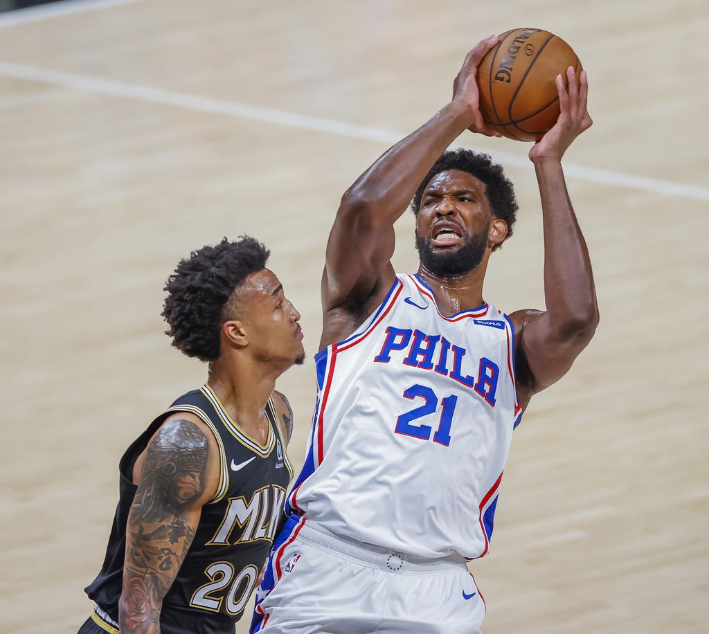 Joel Embiid extiende contrato con Filadelfia
