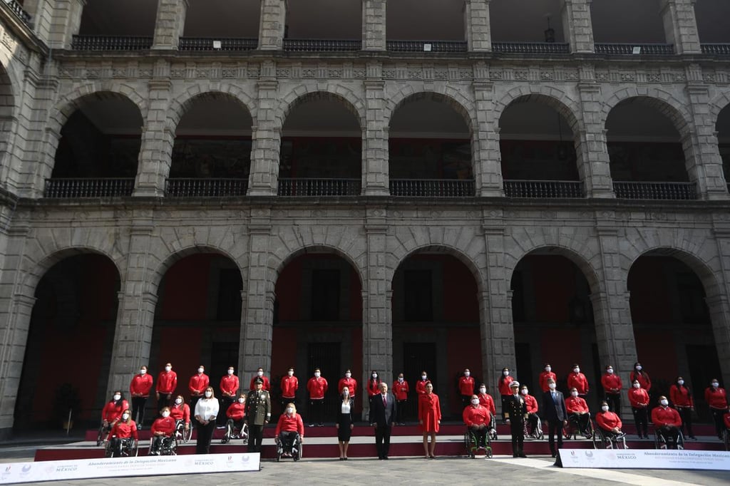 Paralímpicos reciben la bandera