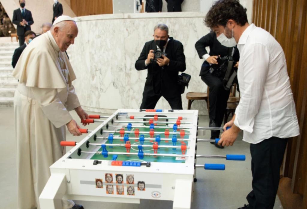 El papa Francisco juega 'una reta' de futbolito con los fieles