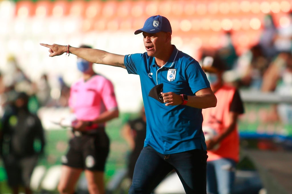 'Pity' Altamirano deja dirección técnica de Gallos