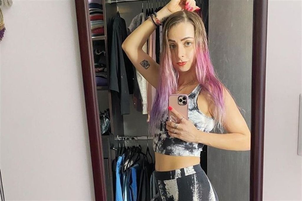 Yoseline Hoffman aprende a tejer