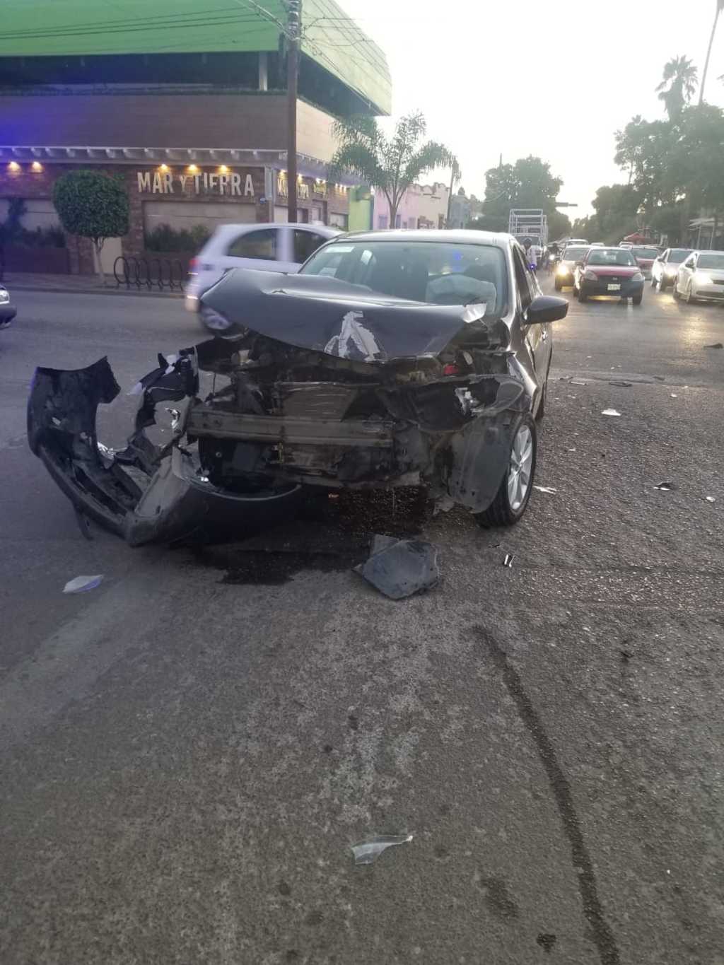 Vehículo termina destrozado tras impactarse contra un camión en Gómez Palacio