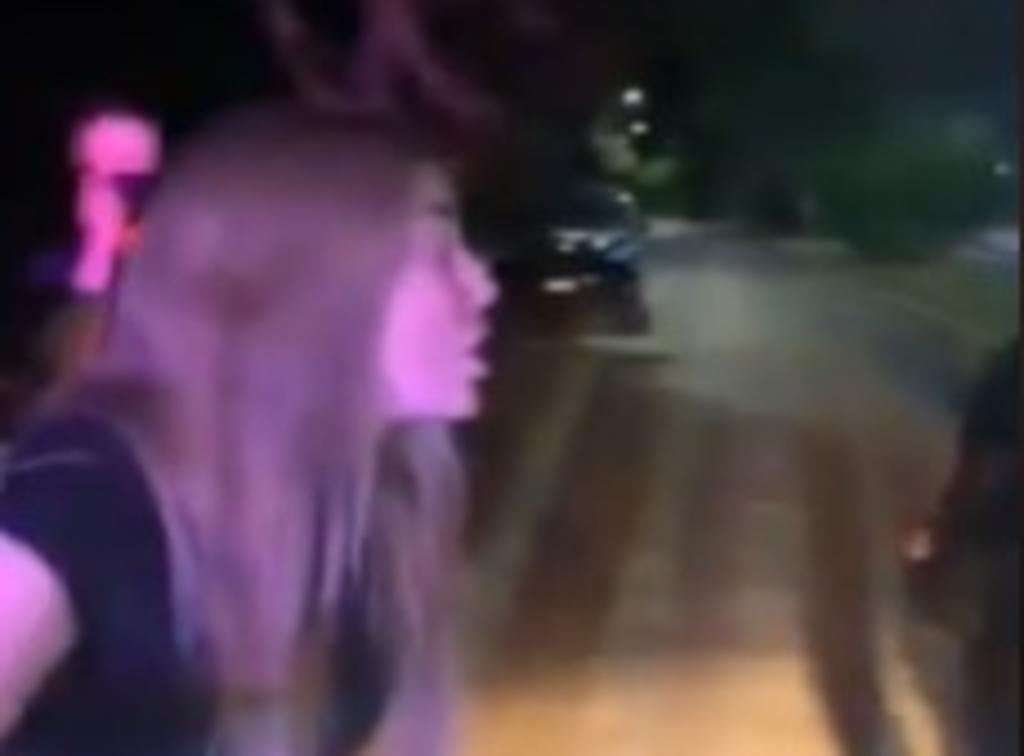 Madre exhibe a policía en Monterrey por querer arrestar a sus hijas adolescentes por no darles su dirección