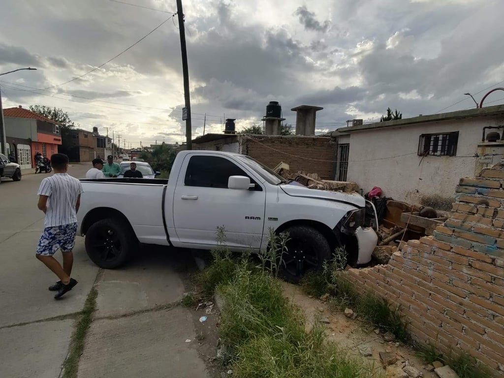 Camioneta tumba la barda de un domicilio en Villas del Guadiana I