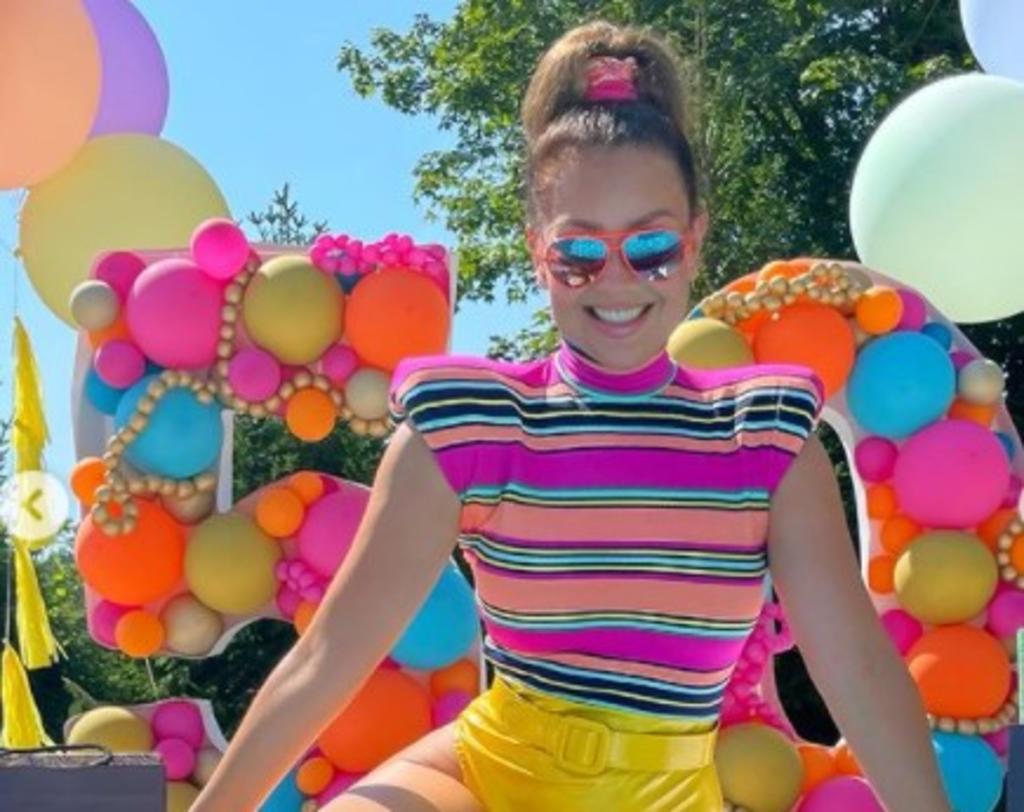 'Sin-cuenta'; Thalía celebra su cumpleaños con entallado bañador
