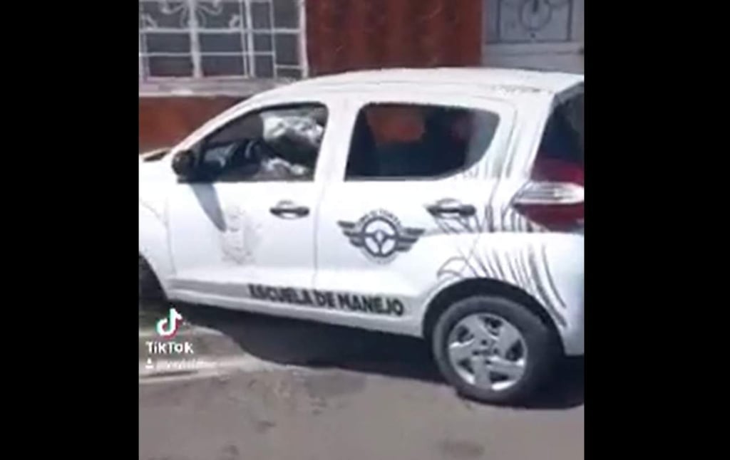 'Eso Tiliiiin!' auto de nueva escuela de manejo en Durango choca y redes se mofan