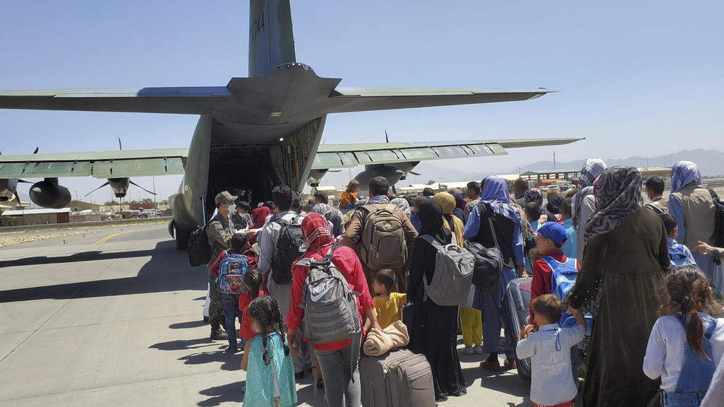 Coalición internacional mantiene evacuación en Kabul