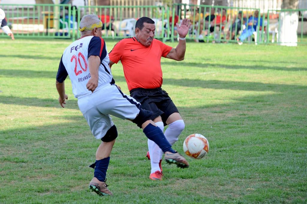 Intensos duelos en la Liga Premier de Futbol de San Isidro