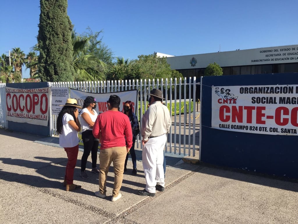 Maestros toman instalaciones de la Subsecretaría de Educación en La Laguna de Durango
