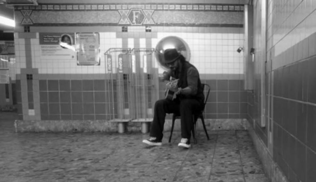 Ricardo Arjona canta en el metro y nadie lo reconoce; 'solo una señora mexicana me dijo que era el imitador'