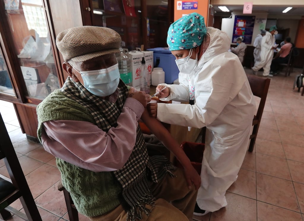 Pide acelerar la vacunación en Bolivia