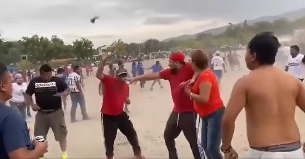 VIRAL: A patadas y golpes termina partido de fútbol en Parras, Coahuila