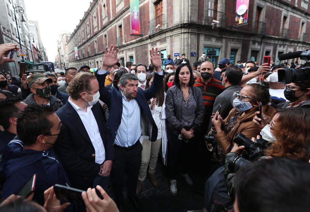 Alcaldes electos de oposición ingresan al Congreso de la CDMX tras agresión