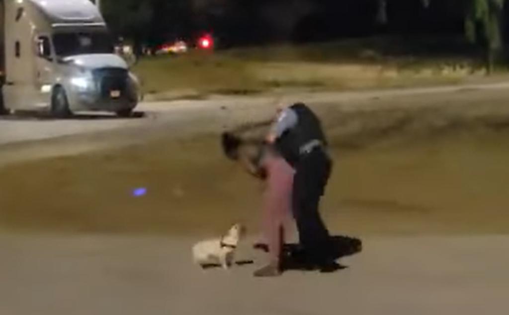 Policía es investigado tras agredir a mujer afroamericana que paseaba a su perro en la noche