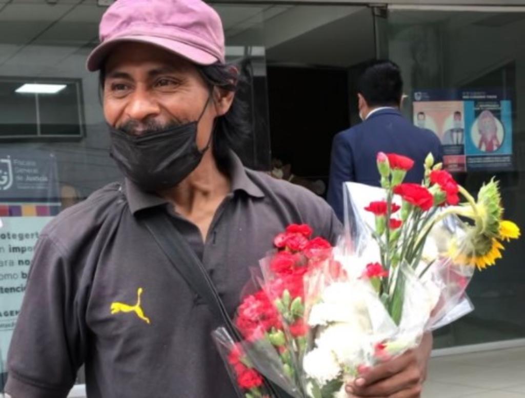 Aplauden a hombre que regala flores tras encontrar a su hija desaparecida