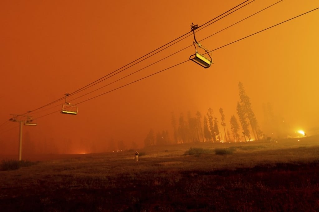 Miles evacúan ciudad cercana al lago Tahoe por un incendio