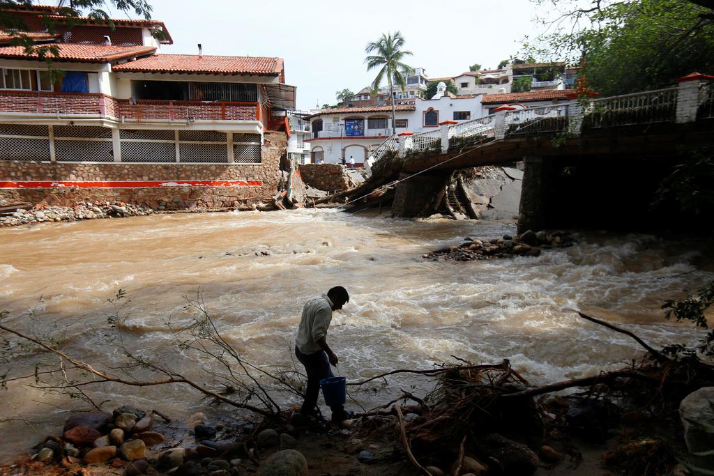 El paso del huracán 'Nora' por las costas de Jalisco dejó daños en mil 156 casas