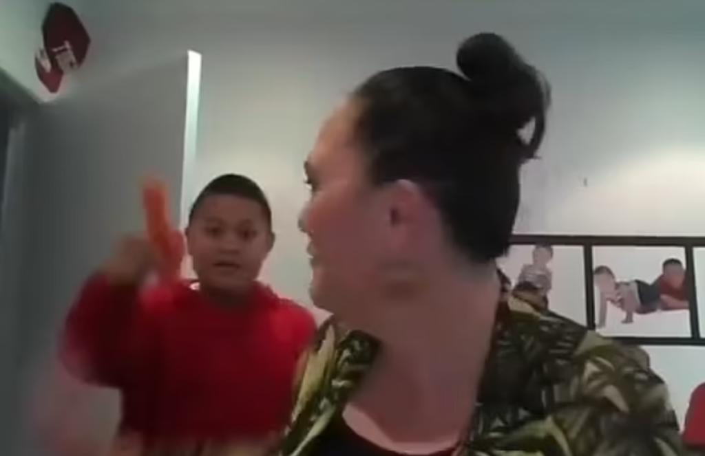 Hijo de ministra neozelandesa interrumpe videollamada de su madre para enseñarle una zanahoria
