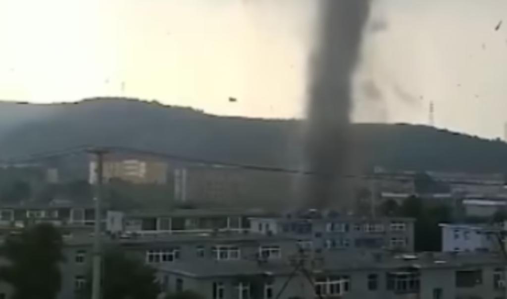 Captan el momento en el que tornado se crean en medio de una ciudad en China
