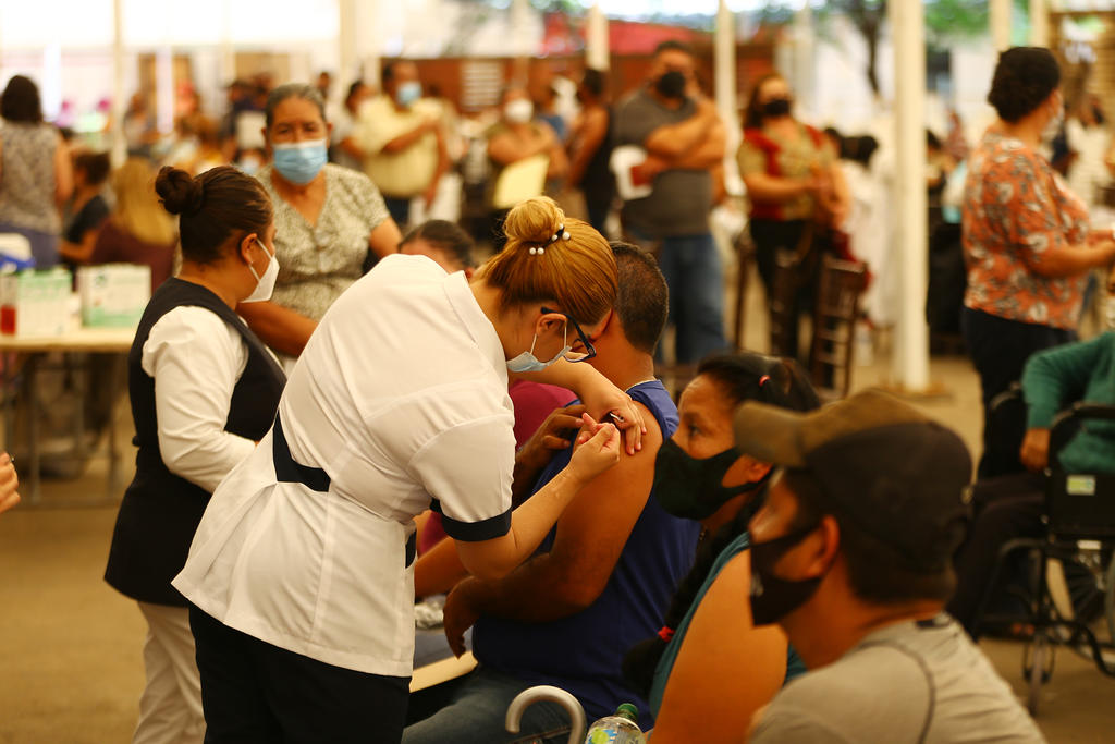 Salud Durango reconoce error en reporte de cifras de vacunación contra COVID; precisa cifra de dosis usadas