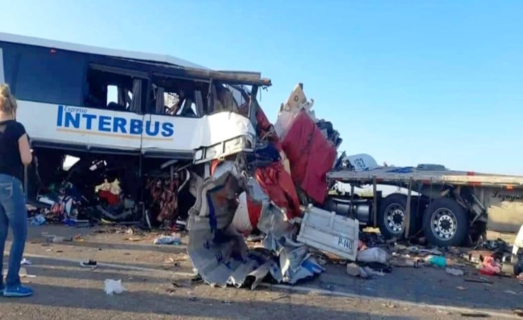 Choque de autobús y dos tráileres deja 16 muertos y 22 lesionados en Sonora
