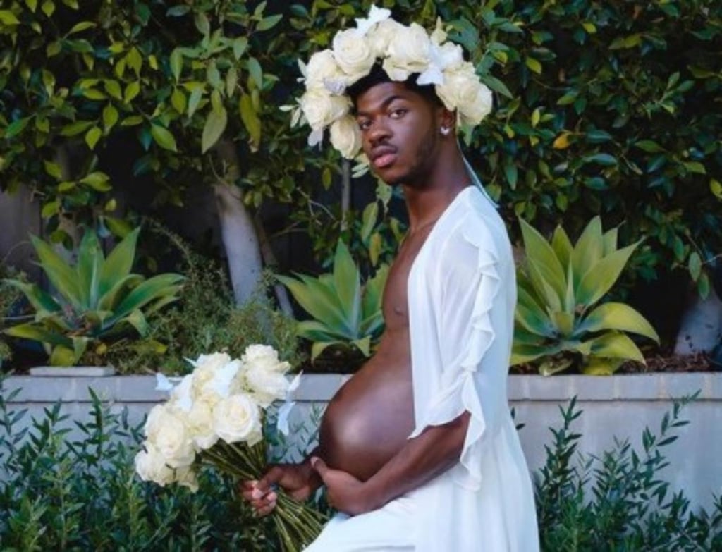 Lil Nas X anuncia que 'está embarazado' con fotografías