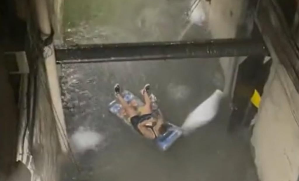 Hombre es grabado fumando mientras flota sobre callejón inundado en Nueva York