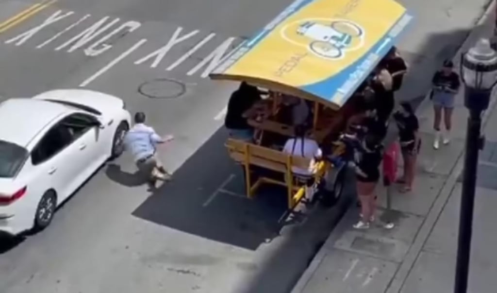 Hombre por poco es atropellado tras bajarse de una 'taberna móvil'