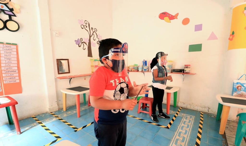 El uso del cubrebocas divide en preescolar en México