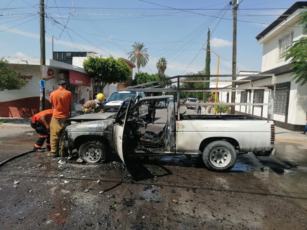 Incendio consume camioneta en la zona Centro de Lerdo