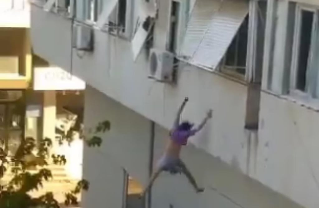 Adolescente salta desde la ventana de un edificio para escapar de sus supuestos secuestradores