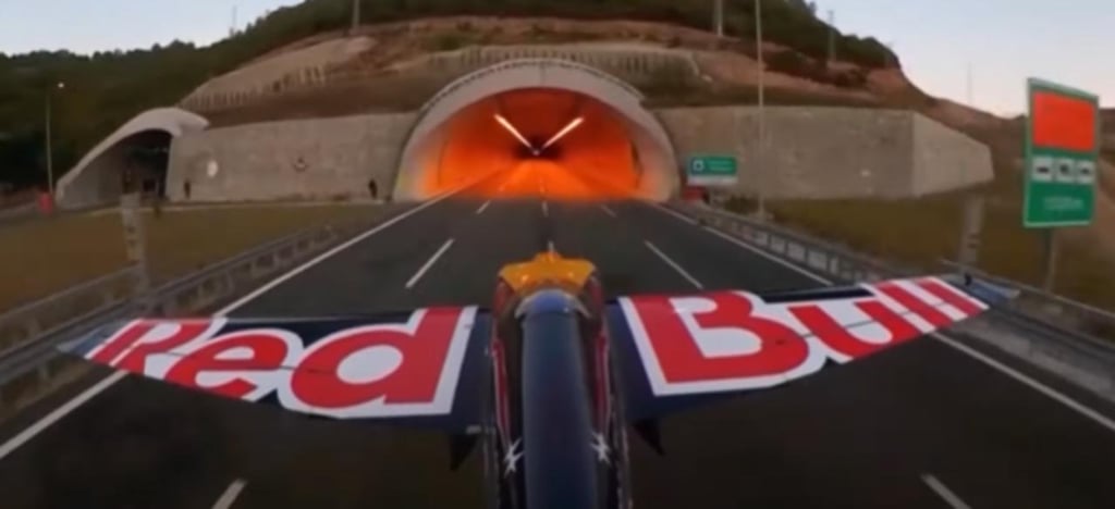 Piloto impone récords al volar un avión a través de dos túneles