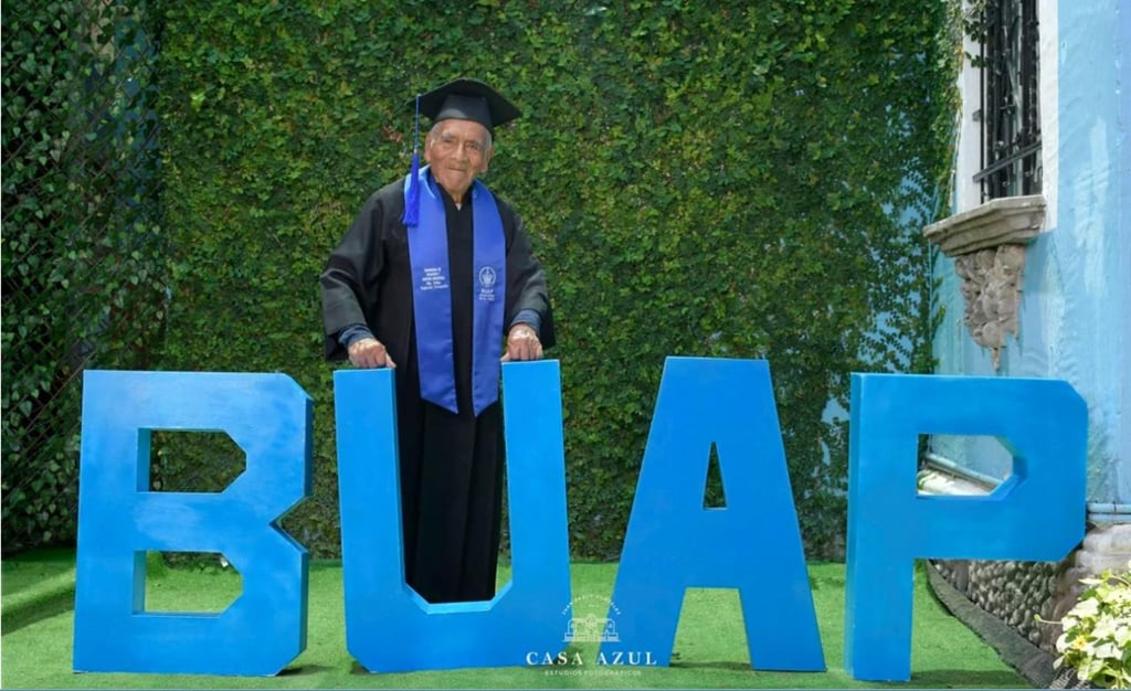 Con toga y birrete, abuelito posa para foto de graduación como ingeniero de la BUAP