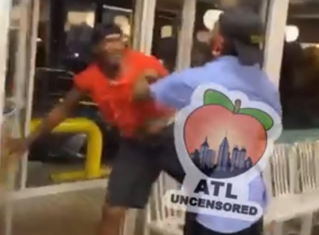 Empleado de restaurante pelea a golpes con un cliente y se vuelve viral en redes