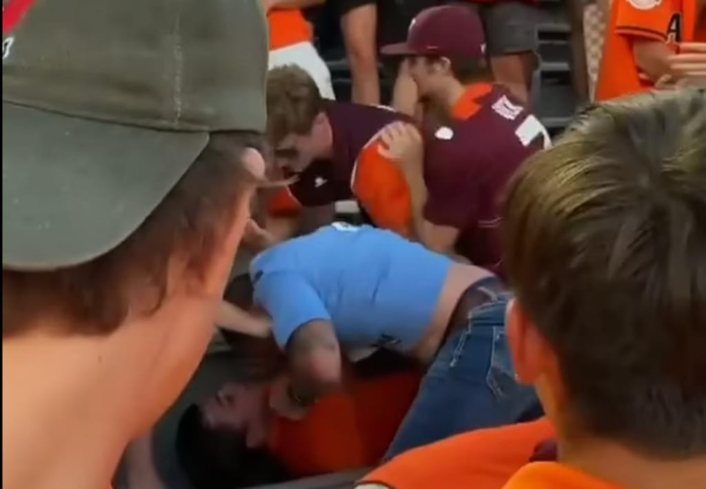 Hombre sube 5 filas de asientos para pelear con jóvenes durante un partido de futbol universitario
